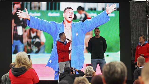 Zlatého českého olympionika Lukáše Krpálka přivítalo v domácí Jihlavě na náměstí i přes ne zrovna příznivé počasí několik stovek lidí.