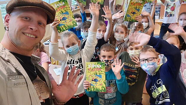 Jan Opat�il nejen�e s�m aktivn� ryba��, ale do sv�ta ryb zasv�cuje i d�tsk� �ten��e. Ve sv� posledn� knize odbo�il od obl�ben�ho Kap��ka Metl�ka a p�edstavil �tiku Majdalenku. O Metl�kovi v�ak nato�il s�rii vide� na zaj�mav�ch m�stech Vyso�iny.