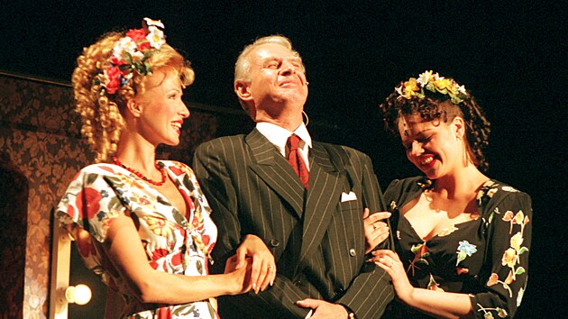 Karel Hbl s Kateinou Broovou a Terezou Duchkovou na premie swingovho muziklu Sny z Novho Yorku v praskm Hudebn divadle v Karln v roce 1997.