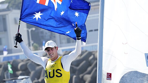 Australan Matt Wearn slav na olympijskch hrch v Tokiu triumf v zvodu...