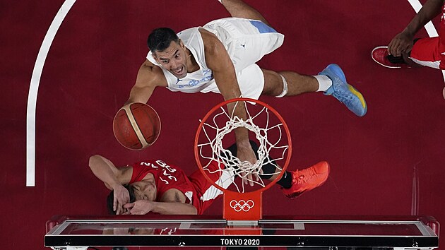 Argentinec Luis Scola zakonuje v utkn s Japonskem na olympijskm turnaji basketbalist v Tokiu.