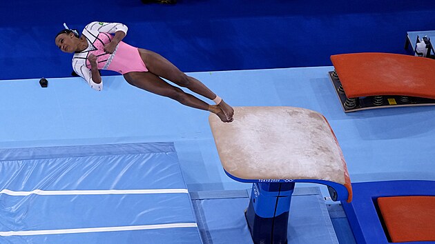Brazilsk gymnastka Rebeca Andradeov ve finle peskoku na olympijskch hrch...