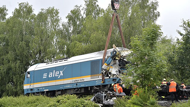 Na jednokolejné trati u obce Milavče na Domažlicku začali 5. srpna 2021 pomocí těžké techniky odstraňovat poškozené lokomotivy a vagony dvou vlaků. Den předtím se tam srazil expres z Mnichova s protijedoucím regionálním osobním vlakem. Tři lidé na místě zemřeli, desítky dalších byly zraněny.