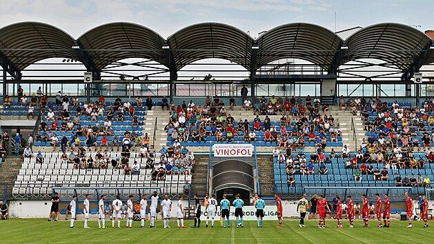 Na stadionu v Drnovicch se hrl po letech opt profesionln fotbal. Vykov hostil Le.