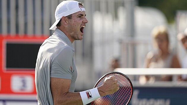 Americk tenista John Isner se raduje z triumfu na turnaji v Atlant.