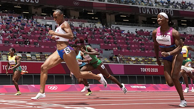 Jasmine Camachov-Quinnov (v poped vlevo) z Portorika ovldla na olympijskch hrch pekkov zvod na 100 metr.
