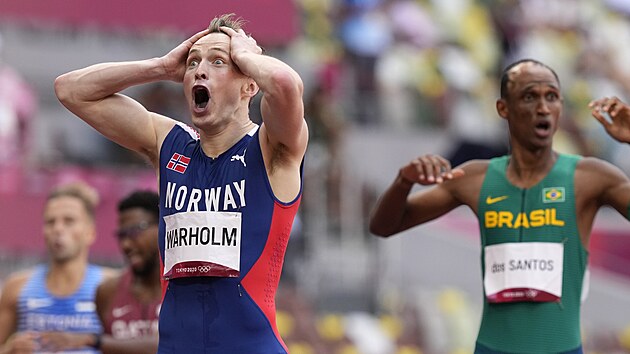 Norský běžec Karsten Warholm nemůže uvěřit, jak fantastického času v olympijském finále dosáhl.