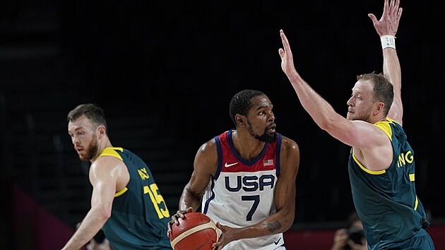 Americk basketbalista Kevin Durant (uprosted) se sna obehrt Australana Joea Inglese (vpravo).