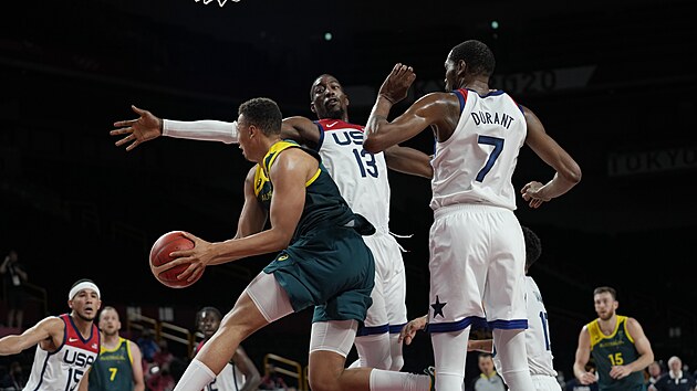 Australsk basketbalista Dante Exum se sna pejt pes Ameriany Bama Adebayoa (uprosted) a Kevina Duranta.