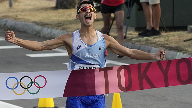 Italsk chodec Massimo Stano prochz vtzn clem olympijskho zvodu na 20...