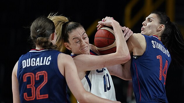 Americká basketbalistka Breanna Stewartová bráněná Draganou Stankovičovou (vpravo) ze Srbska.