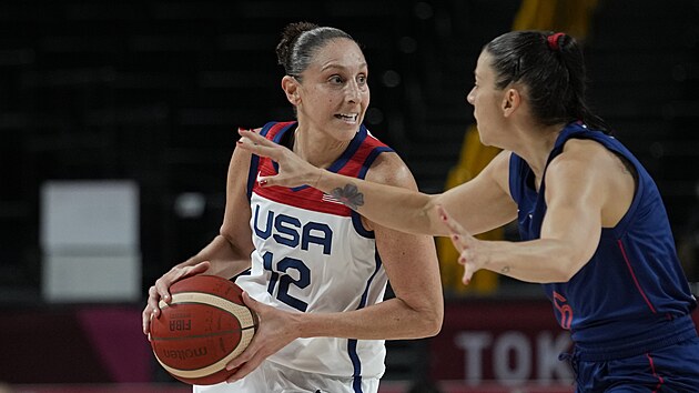 Americká basketbalistka Diana Taurasiová se snaží prosadit přes Sašu Čadovou ze Srbska.