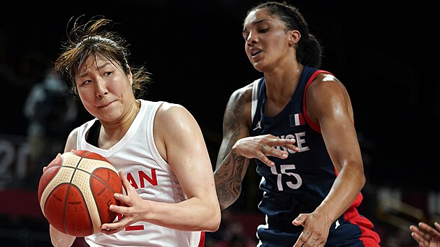 Japonka Juki Mijazawov  (vlevo) se sna odpoutat od francouzsk basketbalistky Gabrielle Williamsov.