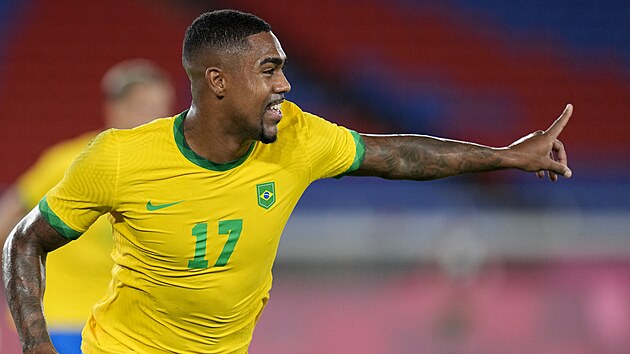 Brazilsk fotbalista Malcom se raduje z vtznho glu v olympijskm finle se panlskem.