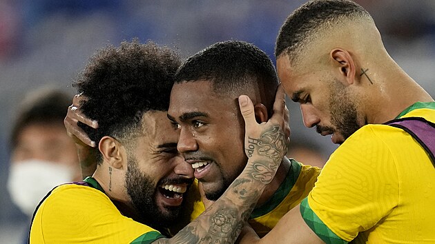 Brazilsk fotbalista Malcom (uprosted) se raduje se spoluhri z vtznho glu v olympijskm finle se panlskem.