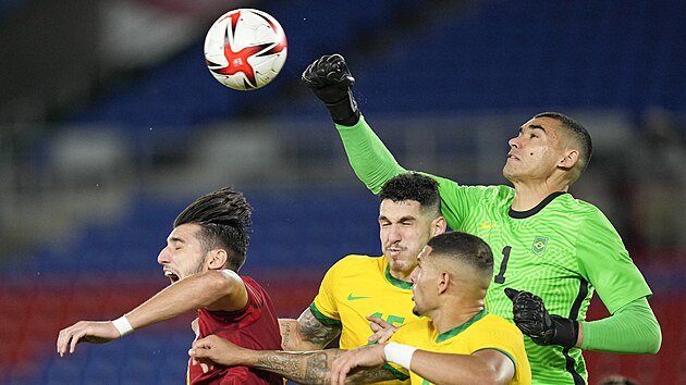 Brazilsk brank Santos (vpravo) vyr m ve finlovm duelu se panlskem.