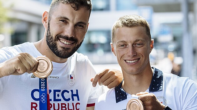 Josef Dostál (vlevo) a Radek Šlouf ukazují své medaile po návratu z olympijských her Tokiu.