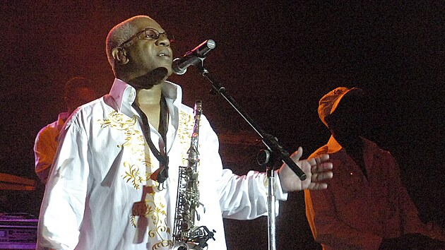 Dennis Thomas se skupinou Kool and the Gang na koncertu v roce 2008