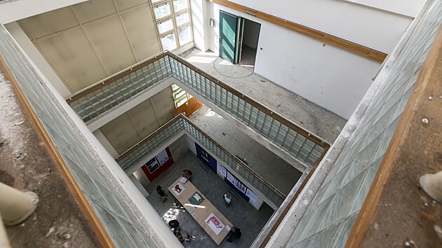 Pohled do interiéru chátrající bývalé budovy přírodovědecké fakulty v olomoucké Tomkově ulici ve čtvrti Hejčín, která je prázdná už od roku 2009. V létě 2021 byla využita k prezentaci návrhů studentů architektury na proměnu lokality.