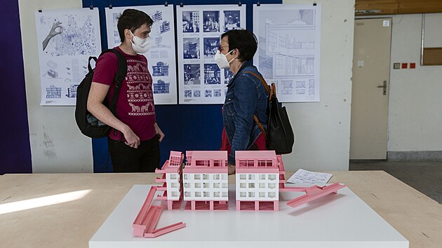 V létě 2021 byla chátrající bývalá budova přírodovědecké fakulty v olomoucké Tomkově ulici ve čtvrti Hejčín využita k prezentaci návrhů studentů architektury na proměnu lokality.