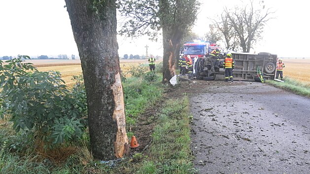 idi narazil s dodvkou na silnice z Prostjova do Seloutek do stromu, ve zdemolovanm voze na mst zemel.