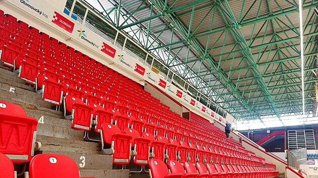 Olomouck zimn stadion m po nezbytn generln oprav novou stechu. Firma ji musela stihnout za ti msce, aby nezashla do ppravy i sezony extraligovch hokejist.