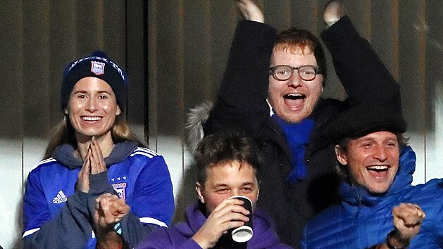 Ed Sheeran s manželkou Cherry na fotbale