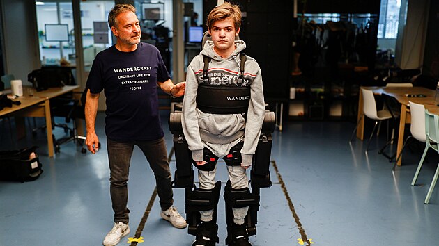 Robotick inenr Jean-Louis Constanza vyrobil exoskelet pro svho estnctiletho syna Oscara, kter trp genetickm onemocnnm neme chodit.