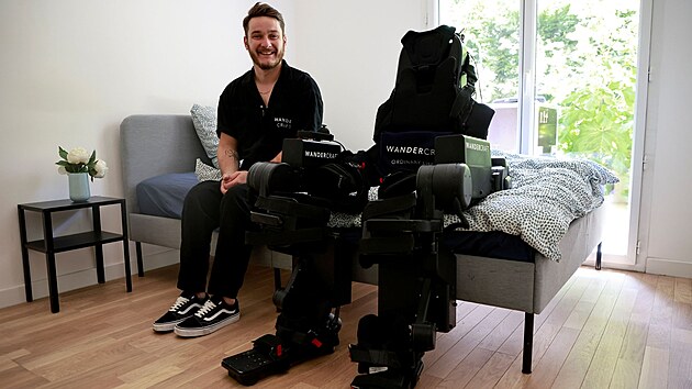 Robotick exoskelet pome handicapovanm vstt a chodit: na snmku jej testuje tiaticetilet Paan Kevin Piette, kter je dky nmu sobstan.