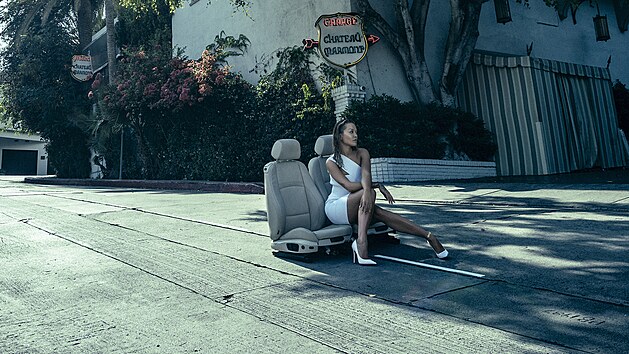 Fotografie ze z�kulis� fotografov�n� kalend��e Pirelli pro rok 2022 (leto�n�m fotografem je Bryan Adams): na sn�mku Rita Ora.
