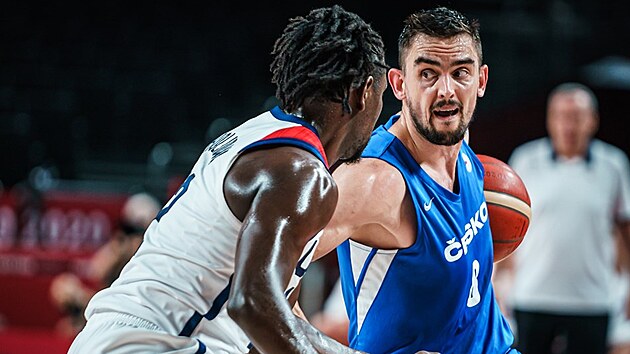 �esk� basketbalista Tom� Satoransk� (vpravo) �to�� na ko� v z�pase se Spojen�mi st�ty, br�n� ho Jrue Holiday.