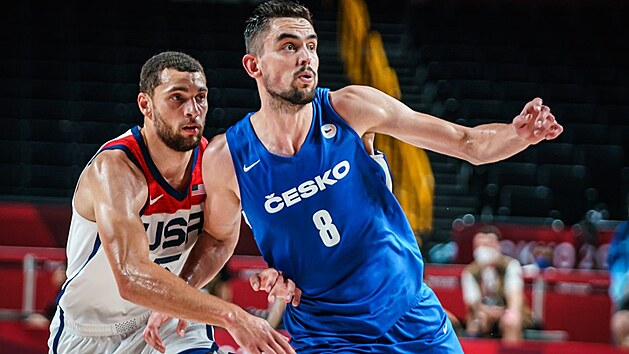 esk rozehrva Tom Satoransk (vpravo) a americk stelec Zach LaVine, spoluhri z Chicaga