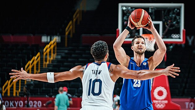 esk basketbalista Luk Palyza (vpravo) v zpase se Spojenmi stty, brn ho Jayson Tatum.