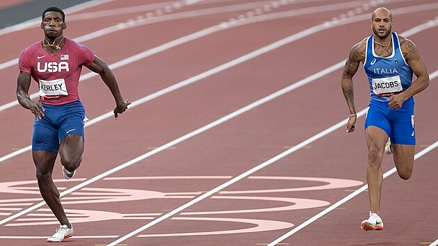 Lamont Jacobs (vpravo) zskal na stovce olympijsk zlato pro Itlii, Amerian Fred Kerley piveze z Tokia stbro.