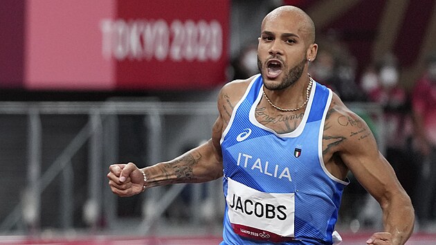 Lamont Marcell Jacobs slaví zlatou olympijskou medaili ze sprintu na 100 metrů.