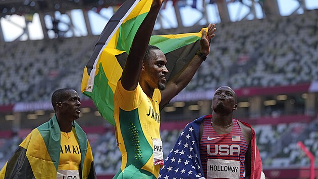 Hansle Parchment z Jamajky ovldl olympijskch 110 metr pekek, stbrn Amerian Grant Holloway (vpravo) a jeho bronzov krajan Ronald Levy mu mohou zvidt.