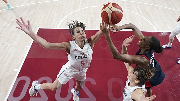 Srbsk basketbalistky Sonja Vasiov (vlevo) a Tina Krajinikov bojuj na doskoku se Sandrine Grudaov z Francie.