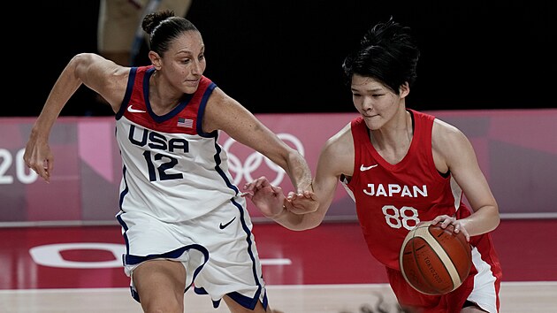 Americká basketbalistka Diana Taurasiová (vlevo) brání Himawari Akahovou z Japonska.