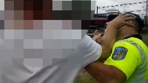 Malé dítě bral jako štít, vzteky pak napadl strážníka