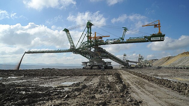 Ohromné těžební stroje v dole Turów.