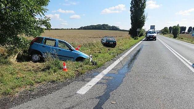 Při nehodě u obce Urbanice se srazila dvě auta, řidička vozu Fiat Punto patrně při vjíždění na silnici I/11 nedala přednost (3. 8. 2021).