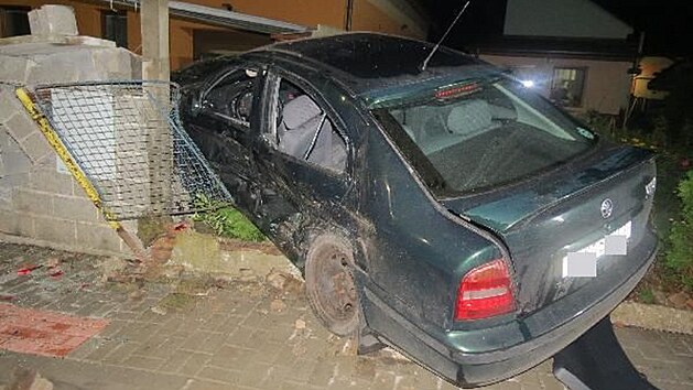 V Novém Bydžově v ulici Na Staré Cidlině bourala Škoda Octavia se sedmi lidmi (8. 8. 2021).