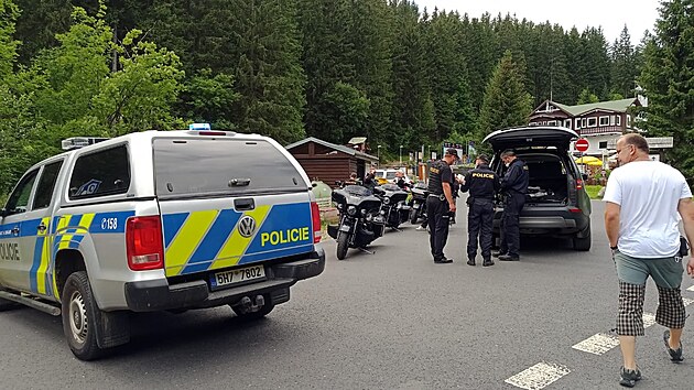 Policist se strci Sprvy Krkonoskho nrodnho parku pokutovali motorke ped chatou Lesovna nedaleko doln stanice lanovky na Snku.