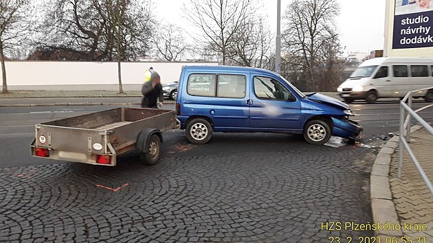 V sti Mikulskho nmst v Plzni, kde do nho st Mikulsk ulice, m vzniknout odboovac pruh. V mst se stvaj dopravn nehody. Na snmku je kolize osobnho auta s tramvaj.