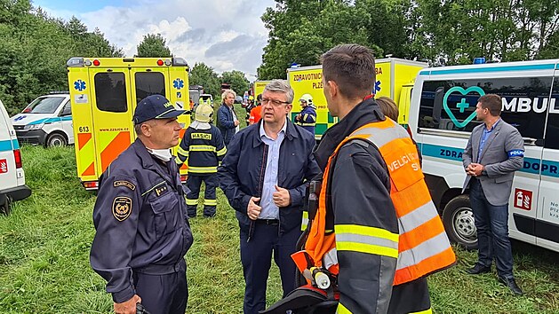 Při srážce dvou vlaků na Domažlicku zemřeli tři  lidé. Na místo neštěstí dorazil také ministr průmyslu a dopravy Karel Havlíček. (4. 8. 2021)