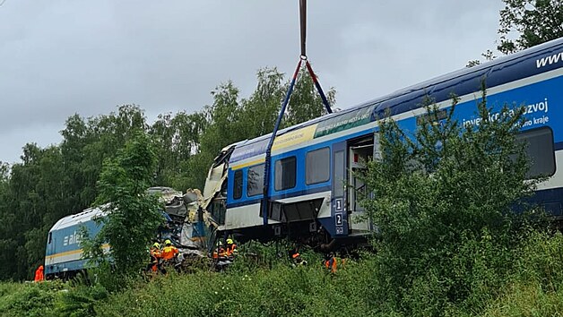 U Milavčí nedaleko Domažlic vyprošťuje jeřáb poškozené lokomotivy a vagony. (5. 8. 2021)