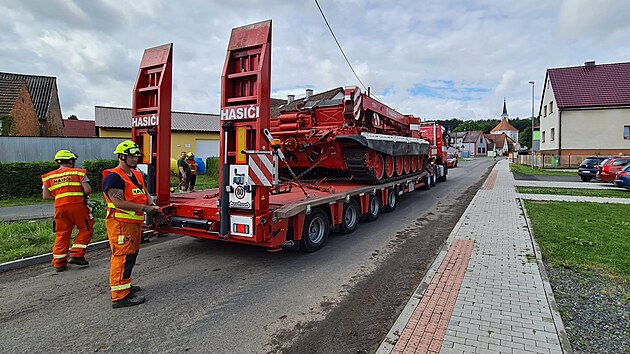 Jeb, kter vyprooval nabouran vlaky u MIlav na Domalicku, zapadl do bahna. Sprva eleznic k nmu vyslala vyproovac tank. (6. 8. 2021)