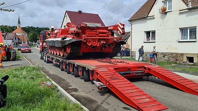 Vyproovac tank VT 72B vythne z bahna jeb, kter zapadl bhem odstraovn nsledk srky dvou vlak u Milav na Domalicku. (6. 8. 2021)