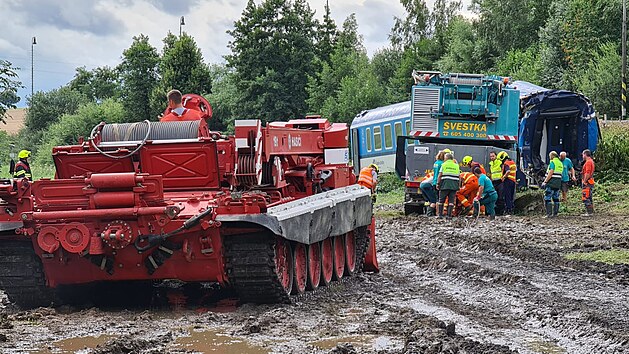 Vyproovac tank VT 72B vythne z bahna jeb, kter zapadl bhem odstraovn nsledk srky dvou vlak u Milav na Domalicku. (6. 8. 2021)