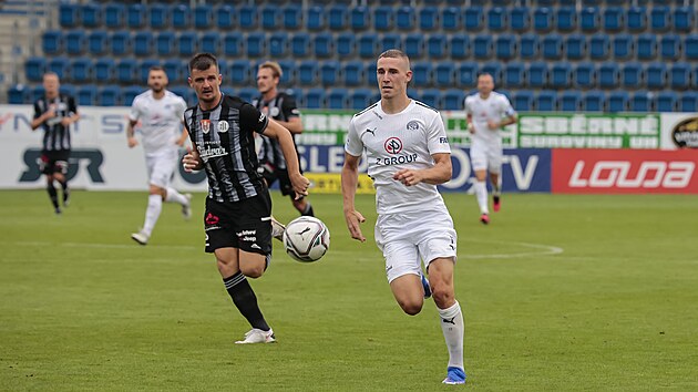 Michal Koht ze Slovcka pel za balonem v utkn s eskmi Budjovicemi.